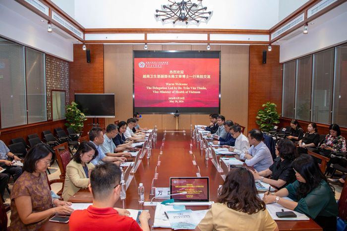 Đoàn Bộ Y tế thăm và làm việc tại Bệnh viện trực thuộc Đại học Y học cổ truyền Thành Đô.