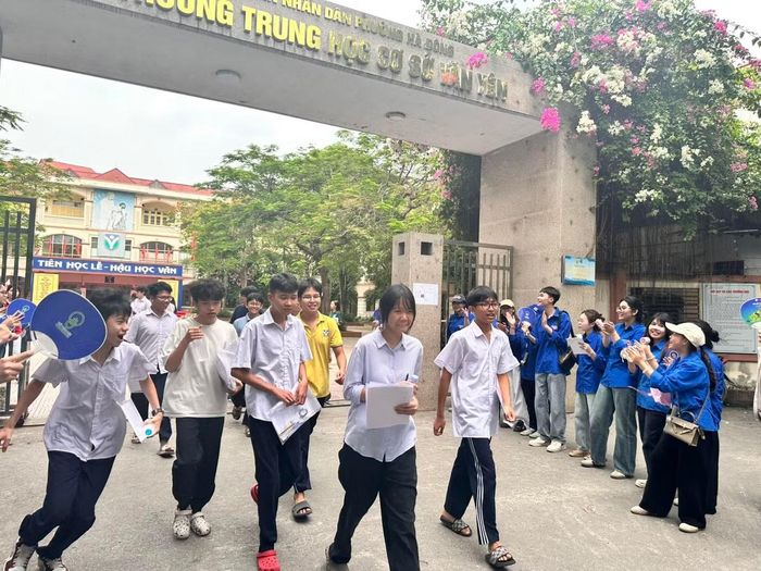 Thí sinh tại điểm thi THCS Văn Yên, phường Hà Đông.
