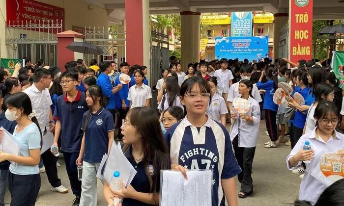 Thí sinh tại điểm thi THCS Nguyễn Trãi, phường Hà Đông.
