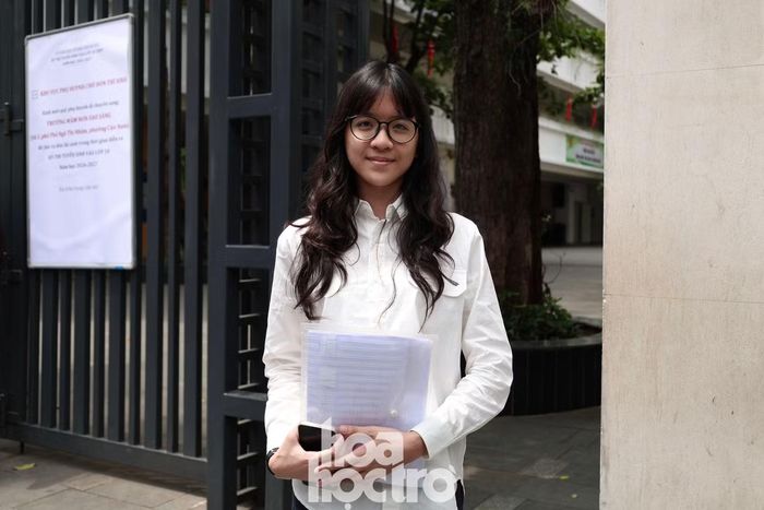 Cuốn sổ tay ghi chép những lý luận văn học là một “trợ thủ đắc lực” giúp Hà Phương tự tin bước vào kỳ thi. (Ảnh: Yến Trang)