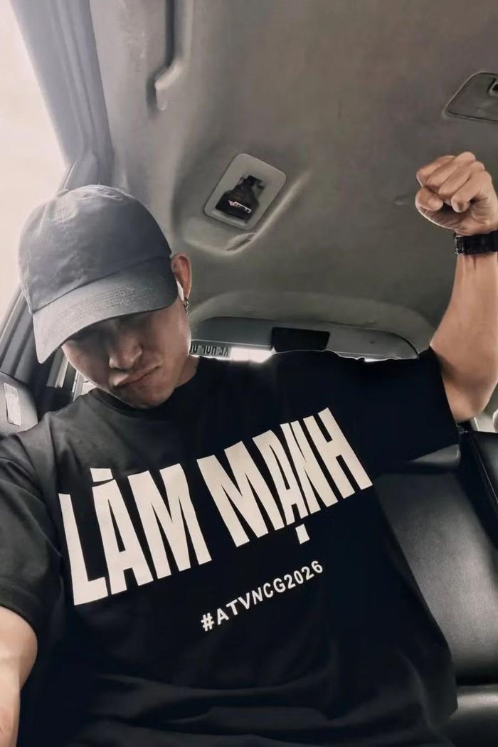 Jun Phạm đăng tải hình ảnh kèm dòng trạng thái "WORK HARD".