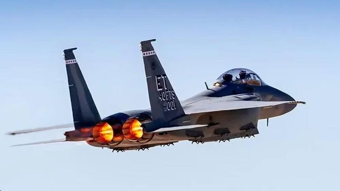 Máy bay đạt tốc độ tối đa 2.650 km/h, bán kính chiến đấu hơn 1.100 km và có tuổi thọ khung thân lên tới 20.000 giờ bay, cho phép duy trì hoạt động lâu dài với chi phí thấp hơn so với việc phát triển một dòng tiêm kích hoàn toàn mới.