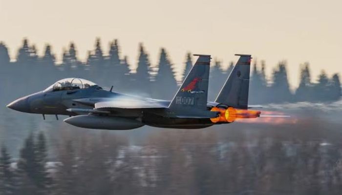 Nếu F-35A đóng vai trò xâm nhập, phát hiện mục tiêu và dẫn bắn, thì F-15EX sẽ đứng phía sau với tải trọng tên lửa lớn, thực hiện nhiệm vụ phóng đạn từ khoảng cách an toàn. Mô hình này giúp tối ưu hóa cả khả năng sống sót và mật độ hỏa lực.
