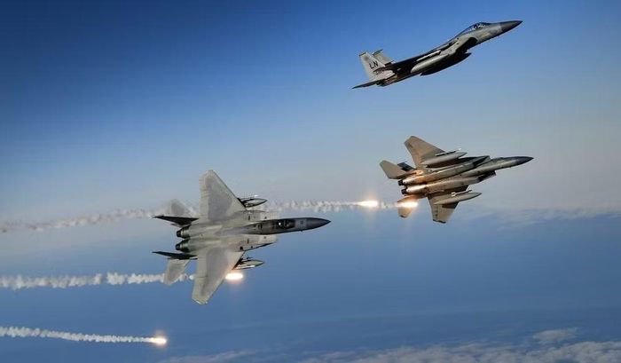 Bên cạnh hỏa lực, F-15EX được trang bị radar mảng pha quét điện tử chủ động AN/APG-82, hệ thống tác chiến điện tử hiện đại và buồng lái kỹ thuật số hoàn toàn.