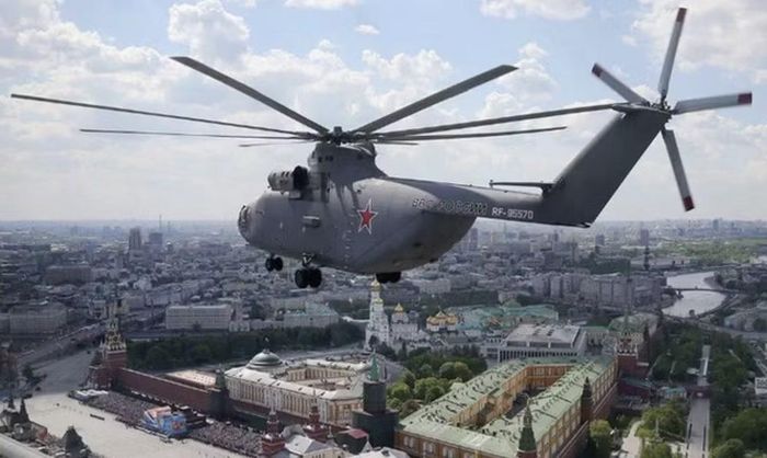 Mi-26 là trực thăng vận tải lớn nhất thế giới đang hoạt động, được Liên Xô phát triển và đưa vào biên chế từ thập niên 1980.