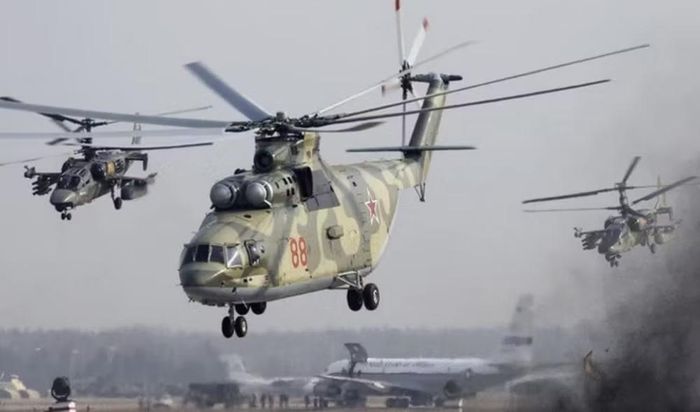Khác với nhiều loại trực thăng vận tải khác, Mi-26 được thiết kế với hệ thống móc treo ngoài thân có khả năng nâng các khối hàng lớn và giữ ổn định trong quá trình bay.