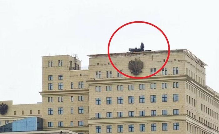 Các tòa nhà cao tầng tạo ra nhiều điểm mù, khiến radar khó phát hiện mục tiêu và giảm hiệu quả đánh chặn. Khi được đặt trên nóc nhà, tổ hợp phòng không có thể mở rộng tầm quan sát, giảm vật cản và tăng khả năng phản ứng. 