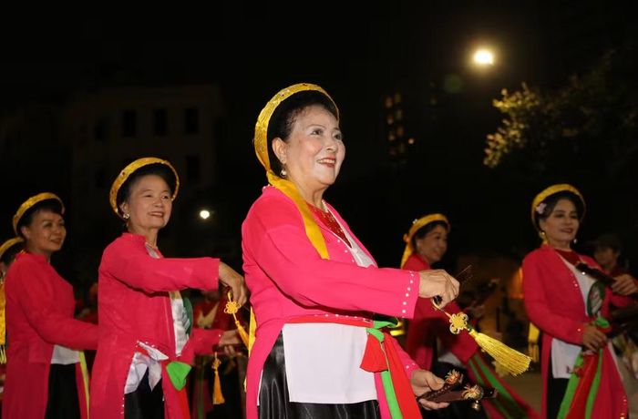 Phật tử với nét mặt rạng rỡ trình diễn các điệu múa, bài nhạc truyền thống trên dọc hành trình