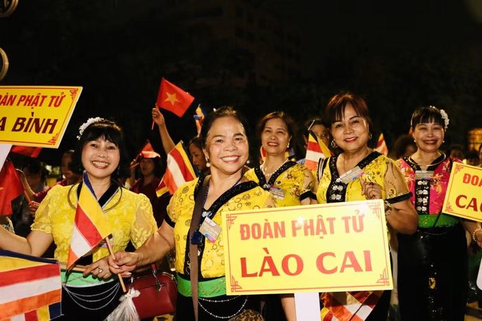 Phật tử từ nhiều tỉnh, thành trên cả nước với trang phục truyền thống, gương mặt rạng rỡ tham gia đoàn rước