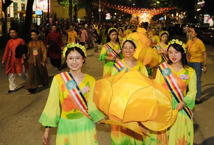 Gương mặt rạng rỡ của các bạn trẻ tham gia lễ rước