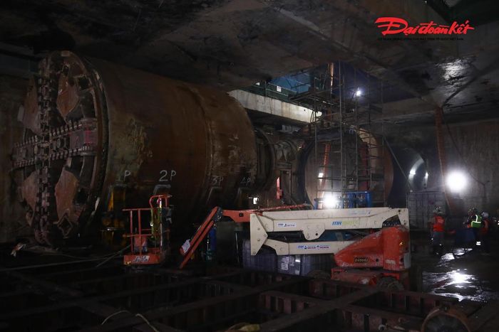 Chia sẻ với PV Báo Đại đoàn kết, ông Vũ Mạnh An, chỉ huy trưởng FECON tại gói khoan hầm TBM Metro Line 3 cho biết, đối với dự án Metro Nhổn - ga Hà Nội, quy trình triển khai luôn được thực hiện rất chặt chẽ. Trước tiên, nhà thầu chuyên trách sẽ lập biện pháp thi công chi tiết, sau đó trình lên nhà thầu chính để thẩm tra và phê duyệt. Đồng thời, các đơn vị liên quan như tư vấn giám sát cũng sẽ tham gia kiểm tra, đánh giá kỹ lưỡng. Chỉ khi tất cả các bên đồng thuận và chấp thuận thì việc thi công mới được triển khai.