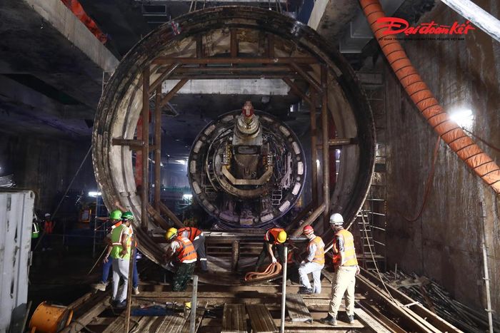 Công tác tháo dỡ TBM được triển khai theo nhiều công đoạn với sự hỗ trợ của hệ thống cẩu chuyên dụng và đội ngũ kỹ thuật. Các bộ phận của máy sẽ lần lượt được đưa lên mặt đất để vận chuyển khỏi công trường.