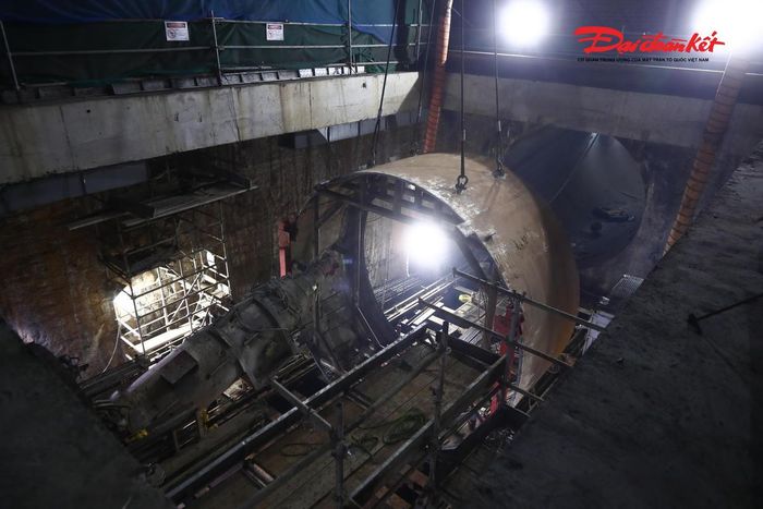 Máy TBM số 2 “Táo bạo” là một trong hai robot đào hầm được sử dụng cho gói thầu thi công đoạn đi ngầm tuyến Metro Nhổn - ga Hà Nội. Trong quá trình thi công, thiết bị này đã thực hiện đào hầm qua nhiều khu vực đông dân cư của Thủ đô, bảo đảm yêu cầu kỹ thuật và an toàn công trình.