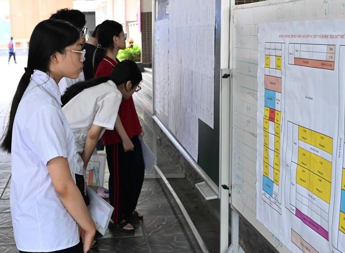 Thí sinh tra cứu thông tin phòng thi tại điểm thi Trường THCS Giảng Võ.