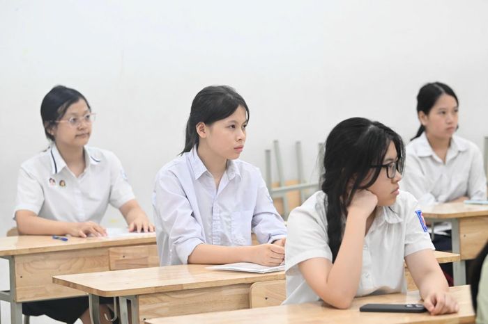 Thí sinh nghe phổ biến quy chế thi.