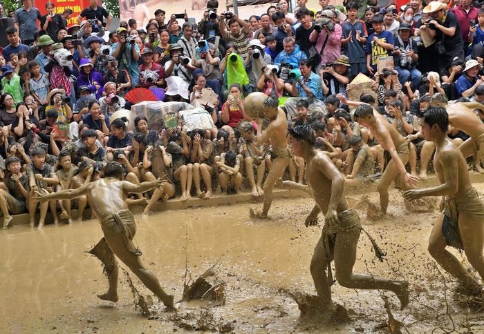Một quân cầu nhanh chóng phản công chạy về hố của đối phương, và sự truy cản quyết liệt.