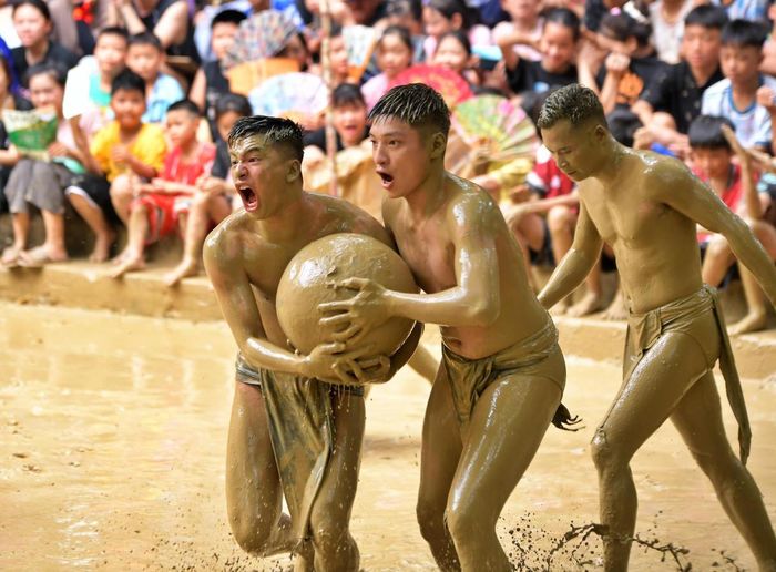 Khi thi đấu, cướp được cầu mang ý nghĩa là cướp được mặt trời, cướp ánh sáng cho cây trồng.