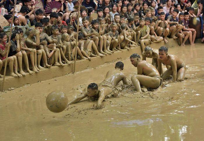 Các quân cầu đang cố gắng lôi người giữ hố để đối phương không thể ghi điểm.