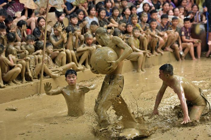 Những khán giả mặc dù bị bùn bắn đầy người nhưng vẫn rất vui vẻ. 