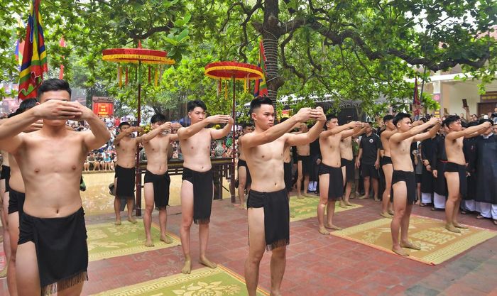 Các quân cầu thực hiện nghi lễ tế Đức Thánh Tam Giang trước mỗi trận đấu.