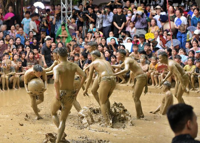 Một quân cầu khéo léo tìm cách để đưa cầu vào hố trước sự truy cản quyết liệt đến từ đội bạn.