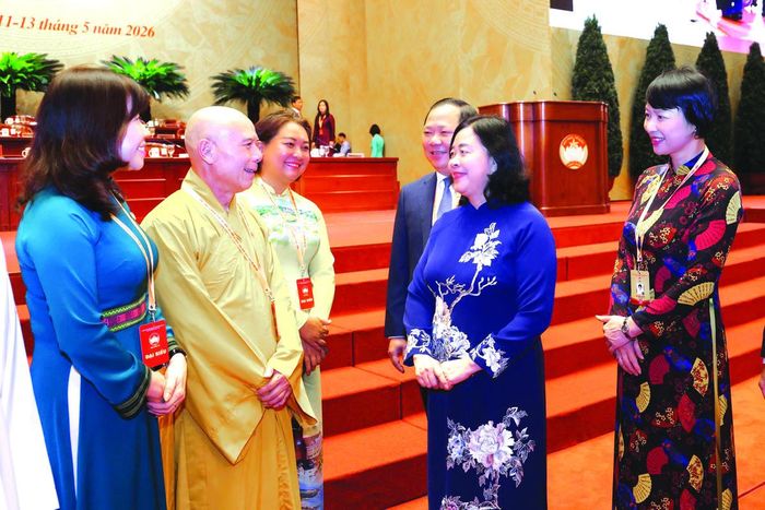 Ủy viên Bộ Chính trị, Bí thư Trung ương Đảng, Chủ tịch UBTƯ MTTQ Việt Nam Bùi Thị Minh Hoài trò chuyện với các đại biểu. Ảnh: Quang Vinh.