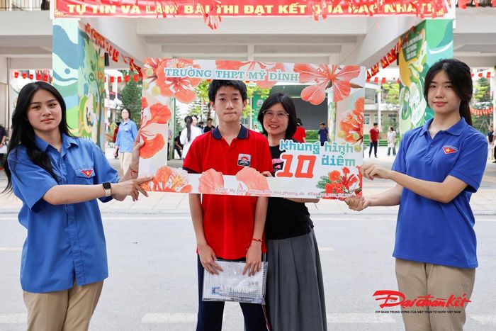 Phụ huynh cùng thí sinh đứng trong khung hình điểm 10 với mong muốn thí sinh đạt được thành tích cao nhất trong kỳ thi.