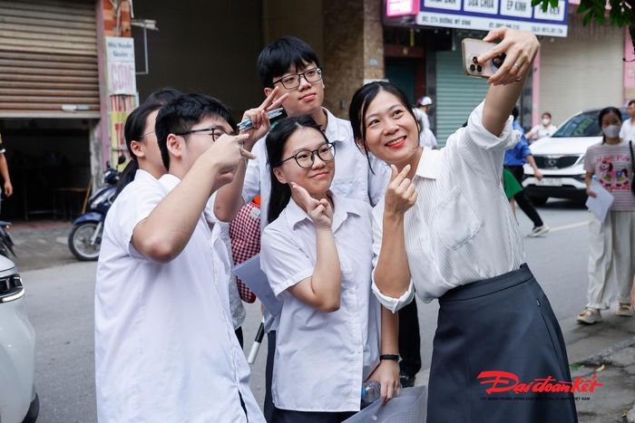 Cô giáo Ngô Thị Kim Anh, giáo viên chủ nhiệm lớp 9A2 THCS Cầu Diễn đã đến điểm thi động viên học trò của mình bước vào kỳ thi với mong muốn đạt được thành tích cao nhất.