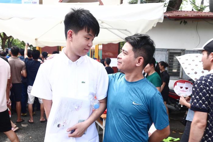 Em Lê Gia Bảo cũng đánh giá đề thi dễ tiếp cận, phù hợp với năng lực của đa số thí sinh. "Đề thi khá dễ, em hoàn thành bài làm đúng thời gian và làm được hầu hết các phần. Em dự đoán điểm môn Ngữ văn của mình thấp nhất khoảng 7 điểm", Bảo cho biết.