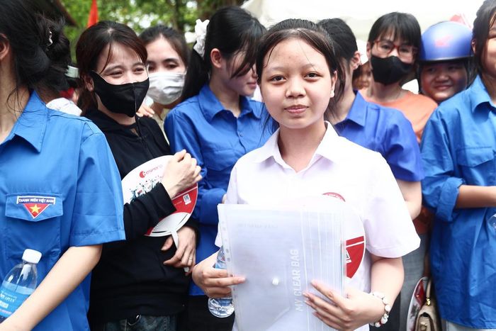 Tại điểm thi Trường THPT Chương Mỹ A, em Nguyễn Thị Gia Hân chia sẻ, đề thi Ngữ văn năm nay tương đối vừa sức, không quá khó đối với học sinh đã ôn tập kỹ. "Em thấy đề thi khá ổn, nội dung quen thuộc và không có câu hỏi đánh đố. Với bài làm của mình, em dự đoán sẽ đạt khoảng 7 điểm trở lên", Hân chia sẻ.