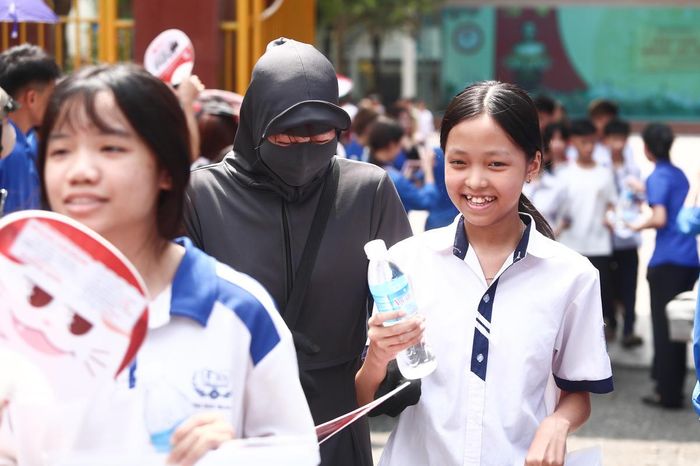 Anh Trần Thế Kiên (Chương Mỹ) cho hay, không chỉ thí sinh mà các bậc phụ huynh cũng trải qua tâm trạng hồi hộp trong suốt thời gian con làm bài thi. "Năm nay, tỷ lệ cạnh tranh vào lớp 10 công lập khá cao nên áp lực đối với các con cũng lớn hơn. Tuy nhiên, tôi thấy đề thi phù hợp với học sinh nên tin rằng nhiều cháu làm bài tốt”, anh Kiên chia sẻ.