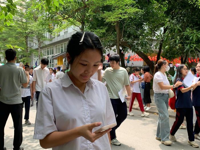 Em Hoàng Khánh Ngọc (học sinh Trường THCS Trần Duy Hưng) chia sẻ tối trước ngày thi, em khá lo lắng đến mức hơi khó ngủ. Đề thi năm nay không khó nhưng Ngọc chưa hài lòng lắm với phần làm bài của mình. Trước đó, Ngọc đi học thêm kín lịch với 3 môn Toán, Ngữ văn và tiếng Anh. Em hi vọng mình phát huy tốt hơn ở những bài thi tiếp theo. Ảnh: Hải Linh.