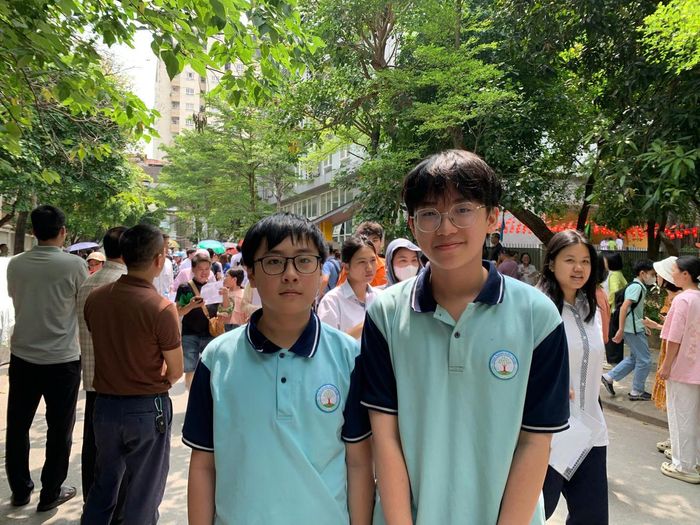Em Trần Bá Hải Đăng (bên phải) và Nguyễn Bá Trọng Nhân (bên trái) tại điểm thi Trường THCS Thanh Xuân Trung chia sẻ: đối với hai em, đề Ngữ văn khá dễ thở. Mặc dù trước khi thi có lo lắng nhưng sau khi thi, các em khá tự tin, Hải Đăng dự kiến mình đạt 8 điểm bài thi này. Các em mong muốn đề thi những môn tiếp theo vừa sức với lực học của mình. Ảnh: Hải Linh.