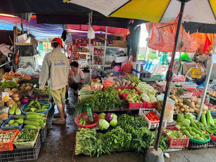 Hiện nguồn cung rau xanh tại Hà Nội vẫn cơ bản được bảo đảm, chưa xảy ra tình trạng khan hiếm. Ảnh: TB
