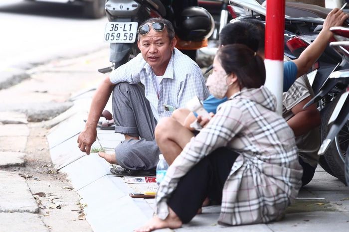 Tại điểm thi Trường THCS Ngô Sỹ Liên (phường Chương Mỹ), ông Tạ Đức Chiến (xã Quang Bị) cho biết, dù khá lo lắng nhưng luôn cố gắng giữ tâm lý bình tĩnh để con tự tin bước vào kỳ thi. Sáng nay, con làm bài Ngữ văn khá tốt nên gia đình cũng phần nào yên tâm hơn. Theo ông Chiến, con trai ông nhiều năm liền đạt danh hiệu học sinh giỏi nên gia đình kỳ vọng em sẽ giữ được phong độ trong kỳ thi quan trọng này.