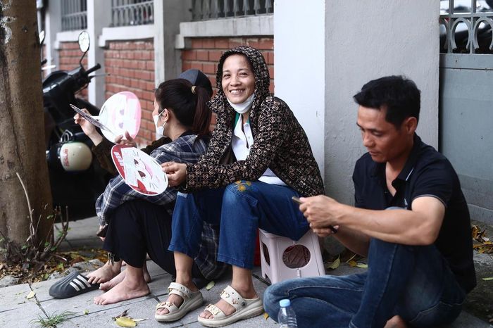 Cũng có mặt tại điểm thi, chị Nguyễn Thị Muộn (xã Xuân Phương) cho biết: "Sau khi kết thúc môn Ngữ văn sáng nay, thấy con bước ra khỏi điểm thi với nụ cười rất tươi là tôi biết con đã làm bài tốt. Thế nên môn thi chiều nay tôi không quá căng thẳng bởi tin tưởng vào quá trình chuẩn bị của con trong suốt thời gian qua".