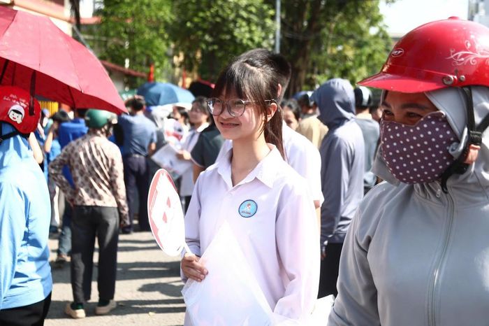 Tại điểm thi Trường THPT Chương Mỹ A, Em Phan Hà Linh (Sơn Tây) cho biết, đề thi phù hợp với năng lực của bản thân và không gặp nhiều khó khăn trong quá trình làm bài. Các câu hỏi chủ yếu nằm trong chương trình đã ôn tập nên em làm bài khá tự tin. Tuy nhiên, đề vẫn có một số câu mang tính phân hóa để chọn lọc thí sinh. Linh dự đoán có thể đạt khoảng 8,5 điểm.