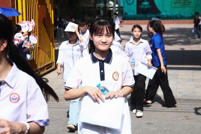 Em Lê Phương Linh (xã Miếu Môn) đánh giá: “Em thấy đề không quá khó. Em dự đoán đạt khoảng 8 điểm”.