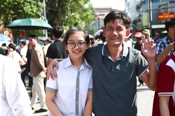 Niềm vui của phụ huynh sau khi con kết thúc hai môn thi đầu tiên.