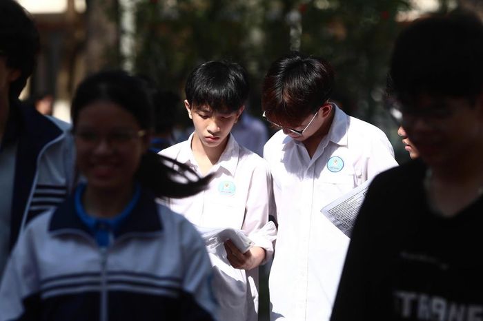 Sau khi hoàn thành hai môn thi Ngữ văn và Ngoại ngữ trong ngày đầu tiên, nhiều thí sinh cho biết tâm lý đã thoải mái hơn và tập trung làm tốt bài thi môn Toán - môn thi cuối cùng của kỳ tuyển sinh vào lớp 10 công lập năm nay.