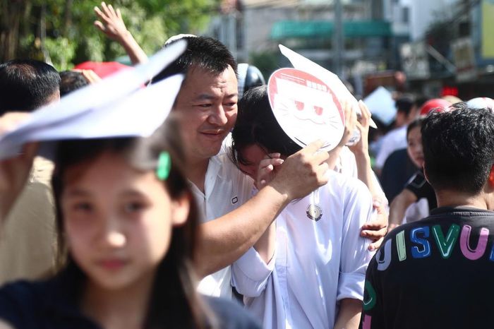 Một phụ huynh động viên con gái sau khi kết thúc bài thi môn Ngoại ngữ.