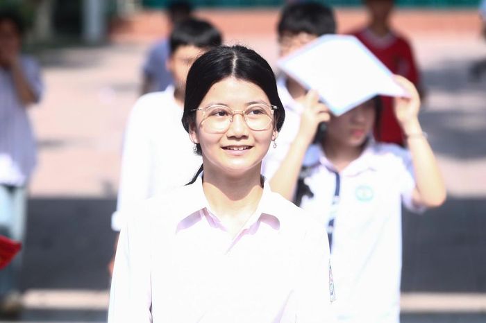 Ghi nhận tại một số điểm thi, nhiều thí sinh rời khỏi điểm thi với tâm trạng thoải mái. Phần lớn nhận định đề thi vừa sức, bám sát kiến thức đã học và có sự phân hóa nhất định.