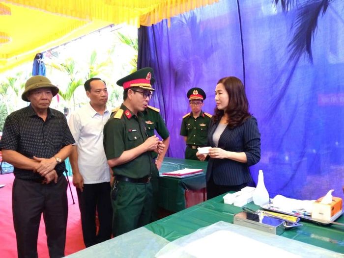 Bà Nguyễn Thị Hạnh, Phó Chủ tịch UBND tỉnh, Trưởng Ban Chỉ đạo 515 tỉnh Quảng Ninh trao đổi quy trình lấy mẫu sinh phẩm hài cốt liệt sĩ tại Nghĩa trang Liệt sĩ Phong Cốc (phường Phong Cốc).