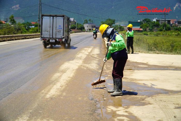 Đoạn đường phía trước trụ sở Công an phường Vũng Áng, đơn vị phải thuê nhân công dọn dẹp bụi bặm, bùn đất bám trên mặt đường, hai bên lối vào trụ sở. 