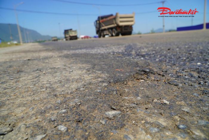 Không chỉ ảnh hưởng đến việc đi lại của người dân, tình trạng hư hỏng mặt đường còn tác động đến hoạt động vận chuyển hàng hóa của doanh nghiệp trong khu kinh tế. Nhiều phương tiện phải giảm tốc độ khi lưu thông qua các đoạn hư hỏng, làm tăng thời gian vận chuyển và tiềm ẩn nguy cơ mất an toàn giao thông.