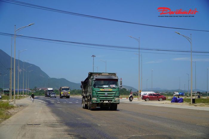 Ông Nguyễn Văn Tĩnh, trú tại phường Vũng Áng cho biết: “Xe tải chở vật liệu phục vụ các dự án trên địa bàn chạy từ sáng sớm đến chiều tối, đường thì lởm chởm, lồi lõm như luống trồng rau, người dân chúng tôi đi lại rất khó khăn, nguy hiểm. Trời nắng bụi mù mịt, mưa thì ngập bùn, tiềm ẩn nguy cơ tai nạn rất cao”.