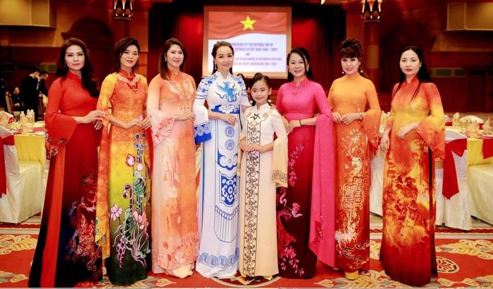 Với những thiết kế ấn tượng, mang giá trị văn hóa Việt, BST áo dài "Hoàng Thành Thăng Long - Dấu ấn vàng son" của Vũ Thảo Giang đã được lựa chọn xuất hiện trong "Lễ kỷ niệm 77 năm Quốc khánh Việt Nam (2/9/1945 - 2/9/2022) và 30 năm thiết lập quan hệ ngoại giao Việt Nam-Brunei (1992-2022)" năm 2022. Ảnh: NVCC