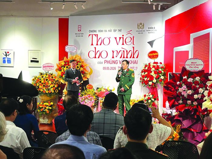 Đại tá, nhà văn Phùng Văn Khai chia sẻ tại buổi ra mắt tập thơ. 