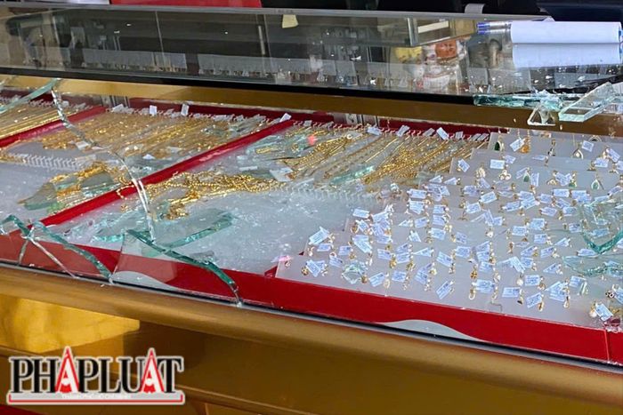  Tủ kính bị nhóm thanh niên đập bể rồi lấy một số vàng. Ảnh: XUÂN MINH 