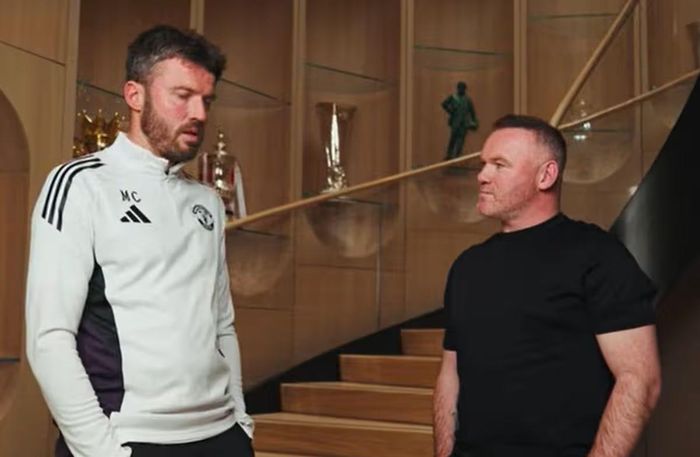 Carrick trả lời phỏng vấn Rooney bên những chiếc cúp tại trung tâm huấn luyện Carrington. ẢNH: YOUTUBE MANCHESTER UNITED